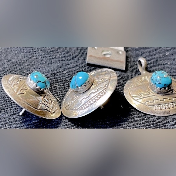 Southwestern Turquoise and sterling silver pendant and pierced earrings - Picture 3 of 3